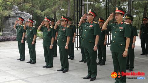 Quân ủy Trung ương - Bộ Quốc phòng dâng hoa, dâng hương tưởng niệm Đại tướng Võ Nguyên Giáp và các anh hùng liệt sĩ