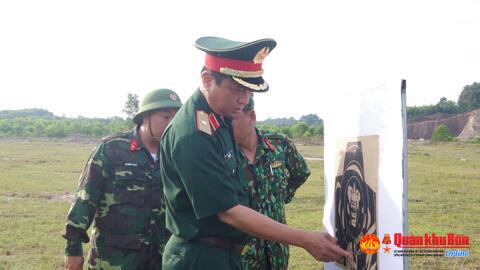 Đồng chí Phó Tư lệnh, Tham mưu trưởng Quân khu 4 kiểm tra kết quả “3 tiếng nổ” của chiến sĩ mới