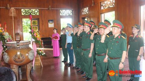 Ban Công đoàn Bộ Quốc phòng dâng hương, dâng hoa tưởng niệm Bác Hồ và tri ân các đối tượng chính sách