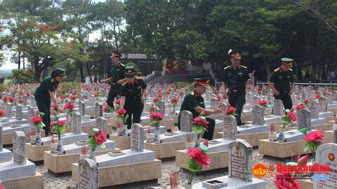 Công đoàn Quốc phòng tưởng niệm Đại tướng Võ Nguyên Giáp, các anh hùng liệt sĩ và tri ân các đối tượng chính sách địa bàn Quảng Trị