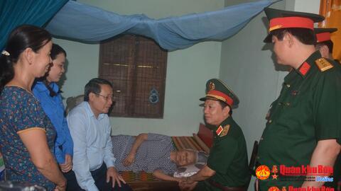 Bộ Quốc phòng, Bộ Tư lệnh Quân khu 4 thăm, tặng quà tại tỉnh Quảng Trị.