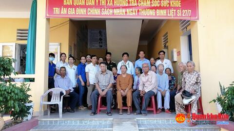 Ban Quân Dân y và Trung tâm y tế thị xã Hương Trà tri ân các đối tượng chính sách