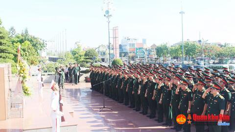 Đoàn đại biểu Đại hội Đảng bộ Quân khu 4 lần thứ XI, nhiệm kỳ 2020-2025 báo công với Bác Hồ