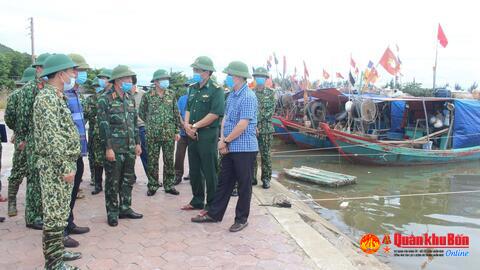 Tư lệnh Quân khu 4 kiểm tra công tác phòng chống bão số 2 tại Hà Tĩnh
