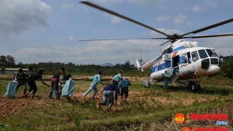 Máy bay trực thăng của Trung đoàn 930 vận chuyển hàng tiếp tế, cứu hộ ở xã Hướng Việt, Hướng Phùng, Quảng Trị