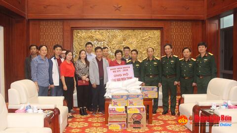 Nhóm thiện nguyện HQ 571 trao hỗ trợ người dân vùng lũ miền Trung