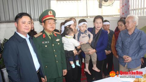 Chủ tịch Quốc hội Nguyễn Thị Kim Ngân thăm hỏi, hỗ trợ thân nhân liệt sĩ