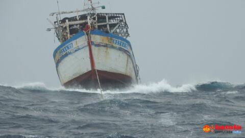 Bộ đội Hải quân kịp thời cứu nạn và sửa chữa 2 tàu cá trên biển