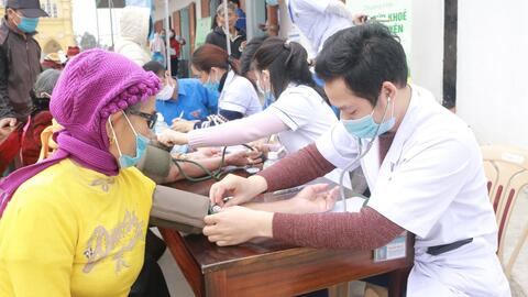 Bệnh viện Đa khoa thành phố Vinh khám bệnh và cấp thuốc miễn phí cho đồng bào Công giáo
