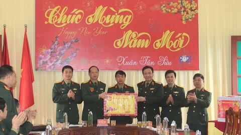 Bộ Tư lệnh Quân khu 4 dâng hoa, dâng hương tại Nghĩa trang liệt sĩ quốc tế Việt Lào và thăm, chúc Tết các đơn vị