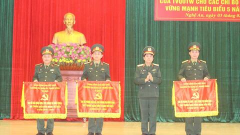 Chi bộ Báo Quân khu Bốn đón nhận Cờ thưởng của Thường vụ Quân ủy Trung ương