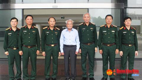 Đồng chí Trung tướng Nguyễn Quốc Thước thăm Bộ Tư lệnh Quân khu 4