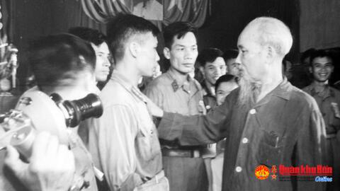 Mỗi chiến sĩ, từ trên đến dưới, các cấp bậc đều phải nghiên cứu, học tập, luôn luôn cầu tiến bộ