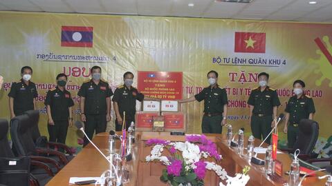 Quân khu 4 trao hỗ trợ Quân đội Lào vật tư y tế phòng, chống dịch Covid-19