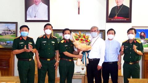 Bộ Tư lệnh Quân khu 4 chúc mừng Giám quản Tông tòa Giáo phận Hà Tĩnh