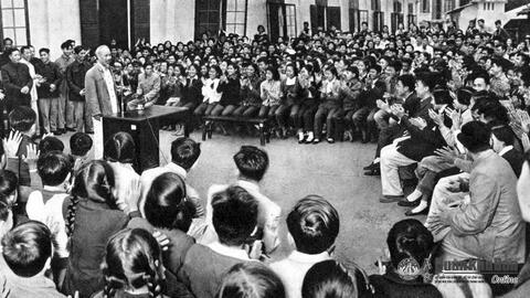 Học ở trường, học trong sách, học trong công tác phục vụ Nhân dân