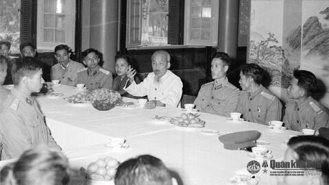 Cũng như chim muốn bay cần phải có hai cánh; một cuộc chiến tranh muốn thắng lợi, cần phải có hai lực lượng chính: Quân sự và chính trị