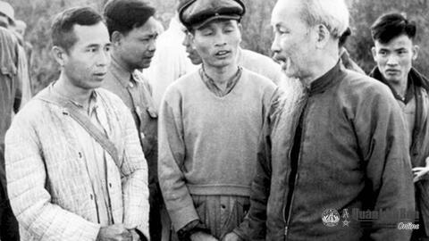 Tập thể lãnh đạo và cá nhân phụ trách cần phải luôn luôn đi đôi với nhau