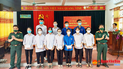 Trung đoàn 335 (Sư đoàn 324) tặng quà cho học sinh giỏi Trường Trung học phổ thông Anh Sơn1