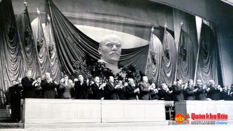 Nhờ Cách mạng Tháng Mười thành công mà một thế giới mới đã ra đời và ngày càng phồn vinh, càng mạnh mẽ như hoa nở mùa Xuân