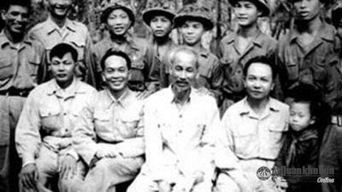 Cán bộ và chiến sĩ đoàn kết chặt chẽ, thì chúng ta nhất định vượt được khó khăn, sửa được sai lầm, giành được thắng lợi