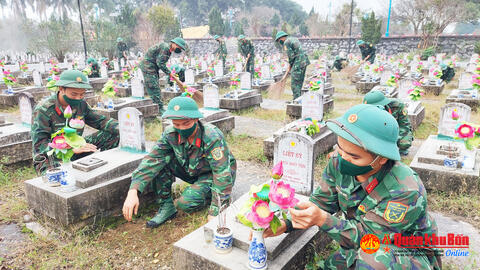 100 cán bộ, chiến sĩ Trung đoàn 335 tôn tạo Nghĩa trang liệt sỹ Việt - Lào