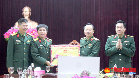 Bộ Tư lệnh Quân khu 4 thăm, chúc Tết các đơn vị trên địa bàn thành phố Vinh, tỉnh Nghệ An