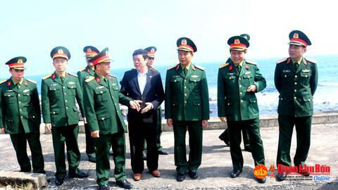 Đồng chí Chính ủy Quân khu 4 thăm, chúc Tết quân dân huyện đảo Cồn Cỏ