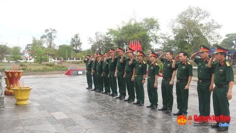 Bộ Tư lệnh Quân khu 4 dâng hương tưởng niệm tại Tượng đài Liên minh chiến đấu Lào – Việt Nam