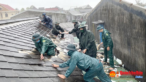 Lực lượng vũ trang huyện Phú Lộc, tỉnh Thừa Thiên Huế giúp Nhân dân khắc phục hậu quả lốc xoáy