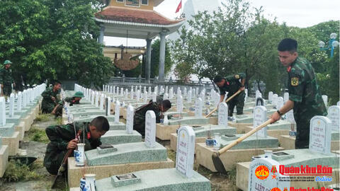 150 cán bộ, chiến sĩ Trung đoàn 335 tôn tạo Nghĩa trang liệt sỹ Việt - Lào