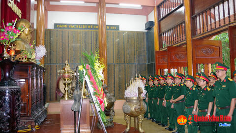 Sư đoàn 324 dâng hương, dâng hoa tưởng niệm liệt sĩ