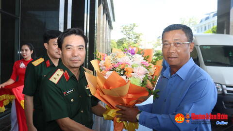 Đồng chí Phó Chủ tịch Quốc hội nước Cộng hòa Dân chủ Nhân dân Lào thăm Quân khu 4