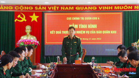 Thiếu tướng Trịnh Văn Hùng gặp mặt, động viên cán bộ, phóng viên Báo Quân khu 4
