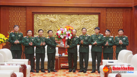 Bộ Tư lệnh Quân khu 4 chúc mừng Trung tướng Nguyễn Doãn Anh