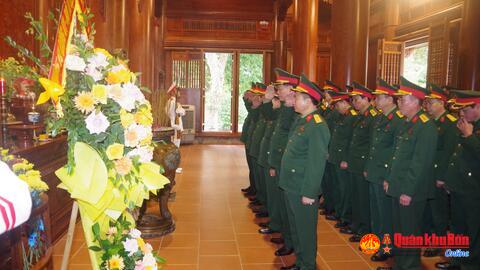 Dâng hoa, dâng hương tưởng niệm Chủ tịch Hồ Chí Minh và các liệt sỹ