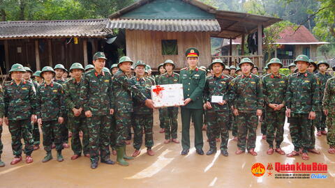 Bộ CHQS tỉnh Quảng Bình thăm, tặng quà Lữ đoàn thông tin 80