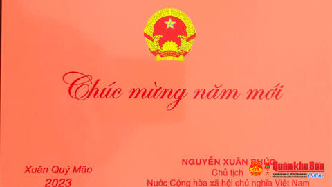 Báo Quân khu 4 đón nhận thiệp chúc mừng, quà Tết của Chủ tịch nước Nguyễn Xuân Phúc