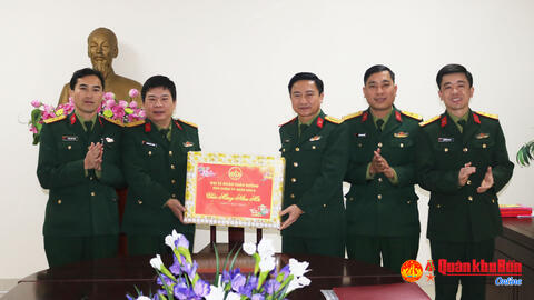 Đại tá Đoàn Xuân Bường, Phó Chính ủy Quân khu thăm, chúc Tết Báo Quân khu 4