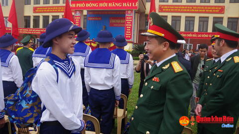 1.133 thanh niên Quảng Bình hăng hái lên đường nhập ngũ
