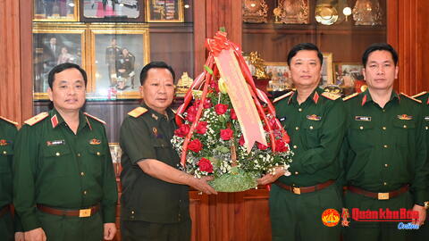 Bộ Tư lệnh Quân khu 4 thăm, chúc Tết Bun Pi May (Lào)