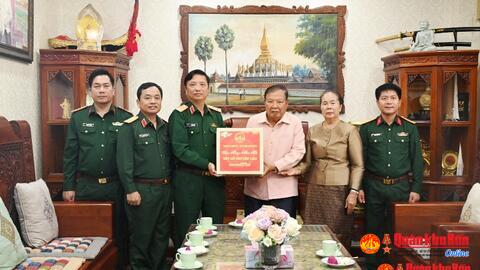 Bộ Tư lệnh Quân khu 4: Chúc mừng Tết cổ truyền Bun Pi May Nước Cộng hòa Dân chủ nhân dân Lào