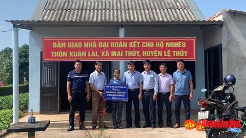Bàn giao nhà đại đoàn kết tặng hộ nghèo ở huyện Lệ Thủy