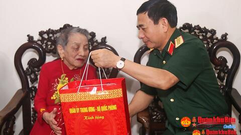 Bộ trưởng Bộ Quốc phòng thăm, tặng quà gia đình chính sách tại Hà Tĩnh