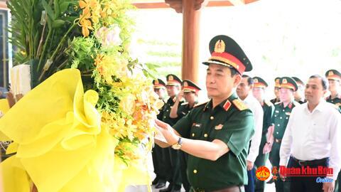Đoàn công tác Quân ủy Trung ương, Bộ Quốc phòng dâng hương, dâng hoa tại Khu di tích Ngã ba Đồng Lộc và Khu di tích Truông Bồn