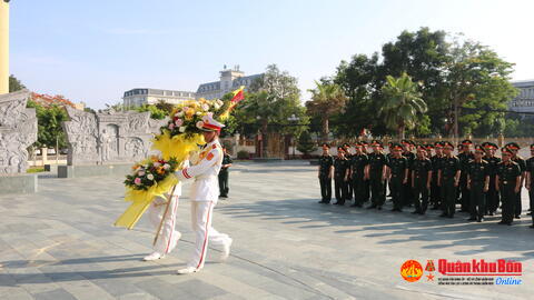 Bộ Tư lệnh Quân khu 4: Dâng hoa, dâng hương tưởng niệm Chủ tịch Hồ Chí Minh