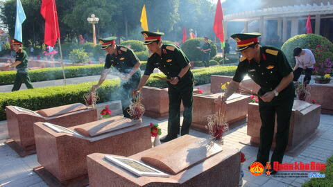 Quân khu 4 dâng hoa, dâng hương nhân dịp kỷ niệm 76 năm ngày Thương binh - Liệt sĩ