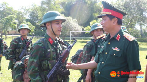 Trung tướng Hà Thọ Bình, Tư lệnh Quân khu 4 kiểm tra sẵn sàng chiến đấu tại các đơn vị