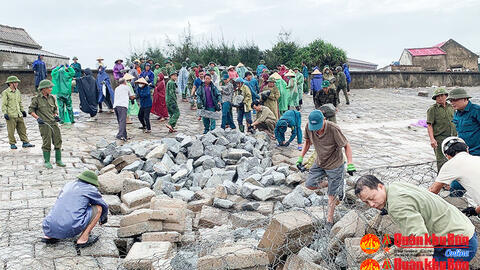 Hàng trăm người “đội mưa” gia cố kè biển Cẩm Nhượng