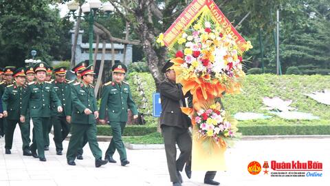 Thường vụ Đảng ủy, Bộ Tư lệnh Quân khu 4: Dâng hương, dâng hoa tại Khu di tích Kim Liên nhân Kỷ niệm 79 năm Ngày thành lập Quân đội Nhân dân Việt Nam